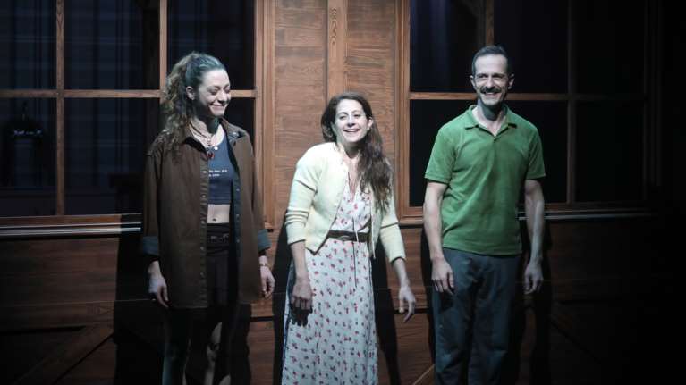 Πρεμιέρα για την παράσταση &quot;Στην εξοχή&quot; στο Θέατρο Αποθήκη παρουσία πολλών επωνύμων [εικόνες]