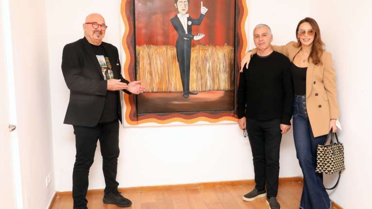 Ο αδελφός της Μπέττυς και της Ματθίλδης Μαγγίρα είναι ζωγράφος - Ολοι μαζί στα εγκαίνια της έκθεσής του [εικόνες]