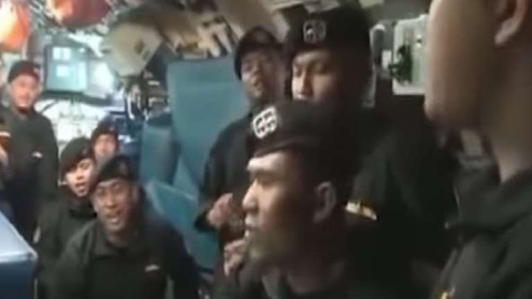 Τραγωδία στην Ινδονησία: Το πλήρωμα του υποβρυχίου που βυθίστηκε τραγουδά &quot;αντίο&quot; [βίντεο]