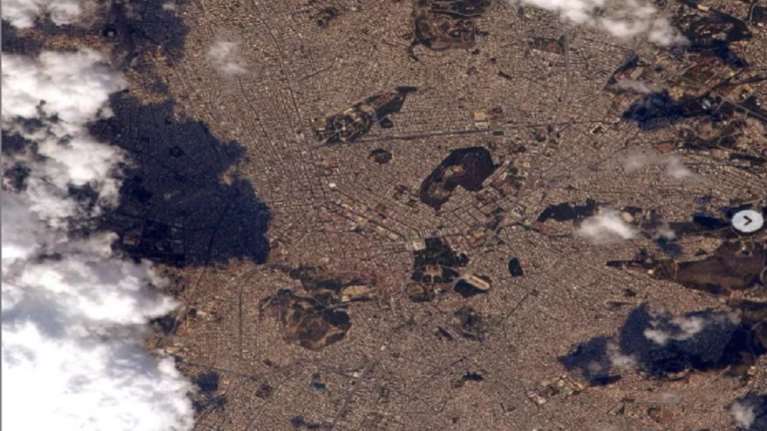 &quot;Διαστημικές ευχές&quot; από τον Γάλλο αστροναύτη Τομά Πεσκέτ που μας ευχήθηκε χρόνια πολλά με δύο υπέροχες φωτογραφίες