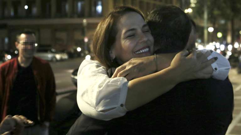 Χάρης Δούκας: Η θερμή αγκαλιά με την αδερφή του και το ανιψάκι του - H νέα μαμά με το μωρό στο καρότσι