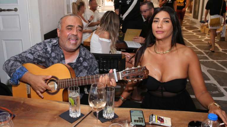 Chico Castillo: Στη Μύκονο με την καλλονή σύντροφό του ο τραγουδιστής των θρυλικών Gipsy Kings [Εικόνες]