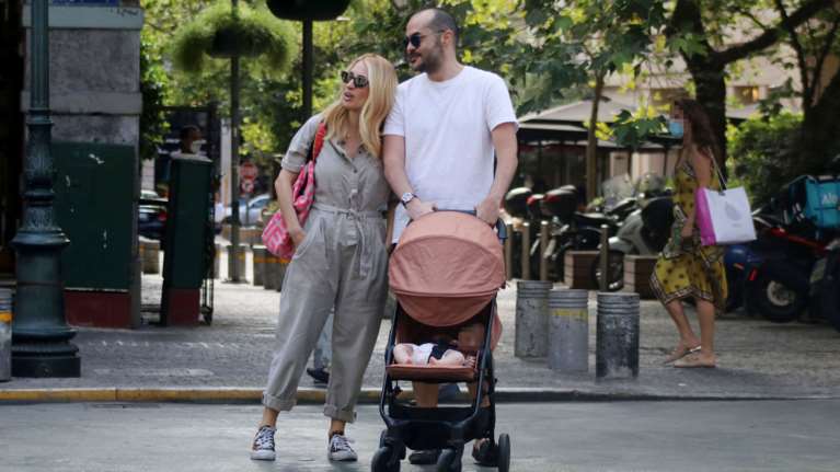 Μαρία Ηλιάκη: Βόλτα με τον σύντροφο και την κόρη τους στο κέντρο της Αθήνας [εικόνες]