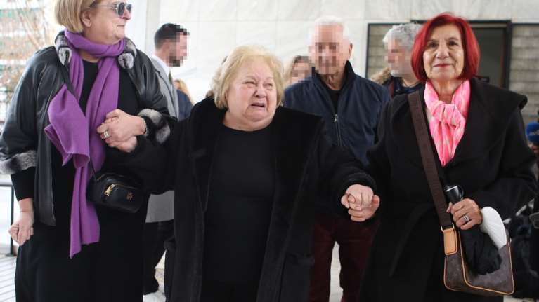 Ιάσονας Τριανταφυλλίδης: Σπάραξε η μητέρα του στο τελευταίο αντίο – &quot;Δεν έφυγε, ζω μαζί του&quot; [εικόνες - βίντεο]