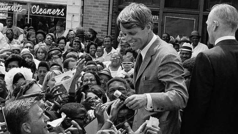 Δολοφονία του Μπόμπι Κένεντι: Η δημοσιοποίηση φωτογραφιών από τη νεκροψία-νεκροτομή διχάζουν τα παιδιά του