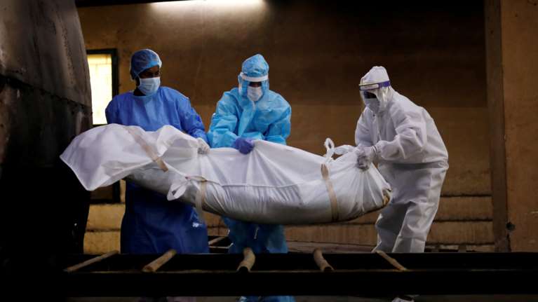 Κορονοϊός: Ξεπέρασαν τις 900.000 οι νεκροί σε όλο τον κόσμο