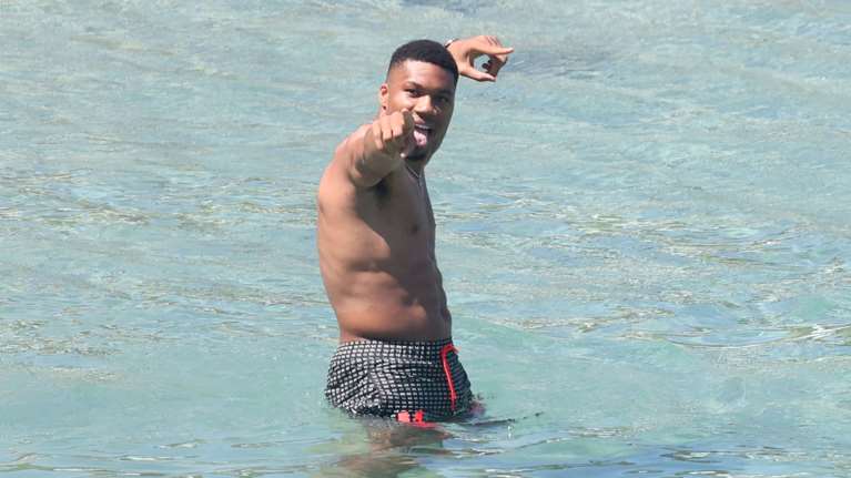 Στη Μύκονο ο Γιάννης Αντετοκούνμπο - Οι χαλαρές στιγμές στην παραλία με τα αδέρφια και τους φίλους του [εικόνες]