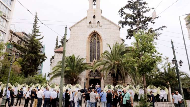 Το πιο συγκινητικό στεφάνι στην κηδεία του Ρόμπερτ Ουίλιαμς από δύο αδελφικούς του φίλους [εικόνες]