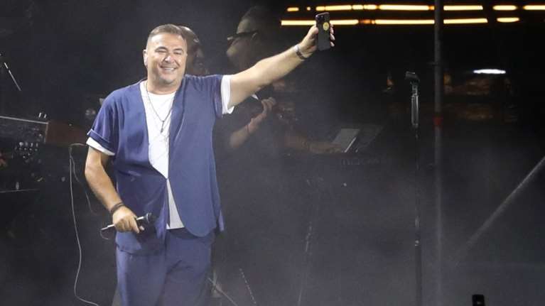 Αντώνης Ρέμος: Η εταιρεία με τις &quot;ύποπτες συναλλαγές&quot; - Ούτε ένα ευρώ δεν μπορεί να σηκώσει ο τραγουδιστής