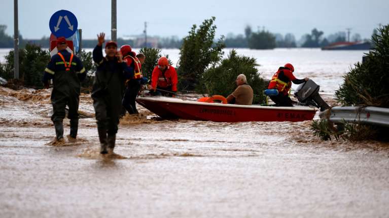 Συγκλονίζουν οι εγκλωβισμένοι στην Καρδίτσα: &quot;Είμαστε 100 άτομα σε μία καφετέρια, μας άφησαν στο έλεος του Θεού&quot;