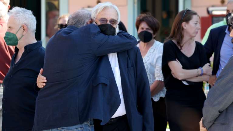 Γιάννης Σμαραγδής: Συντετριμμένος στην κηδεία της συζύγου του, Ελένης - &quot;Ήταν άγγελος με φτερά&quot; [εικόνες]