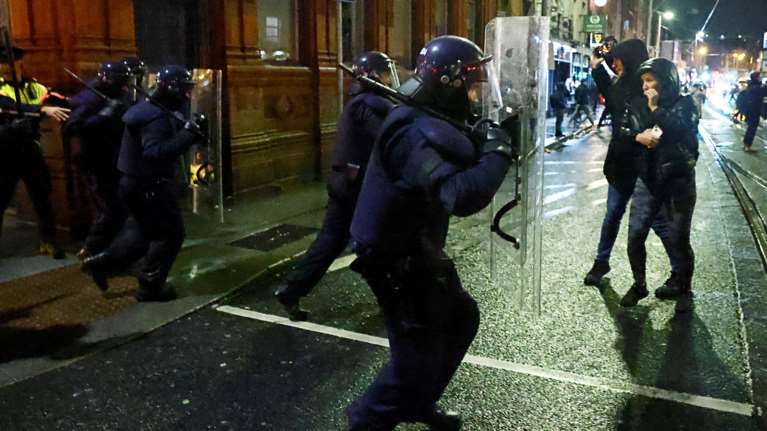 Σκηνές χάους στο Δουβλίνο από ακροδεξιούς χούλιγκαν μετά από επίθεση με μαχαίρι σε γυναίκα και παιδιά έξω από σχολείο