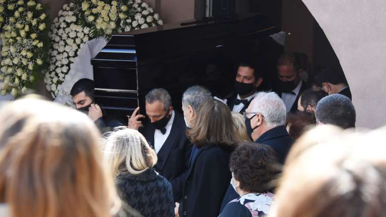 Τελευταίο αντίο στον Τάκη Βουγιουκλάκη: Τραγική φιγούρα η σύζυγός του, Έφη Πίκουλα [εικόνες]