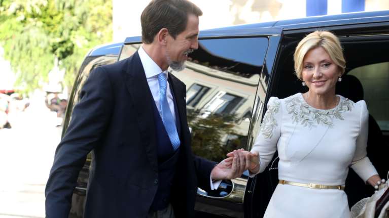 Μαρί Σαντάλ: Στις Σπέτσες με summer look - Το λευκό φόρεμα με το κοφτό κέντημα, το κόσμημα και οι εσπαντρίγιες