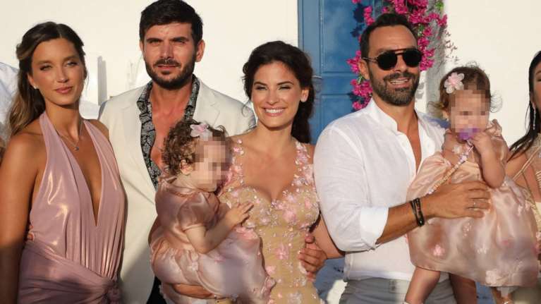 Σάκης Τανιμανίδης – Χριστίνα Μπόμπα: Οι πρώτες φωτογραφίες από την βάφτιση των διδύμων