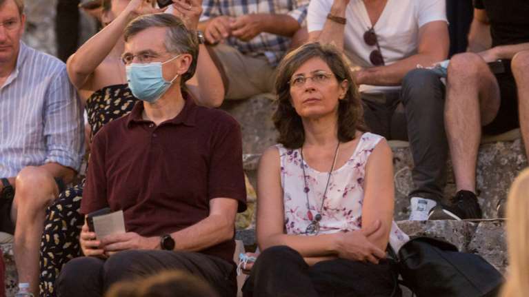 Ο Σωτήρης Τσιόδρας με τη συζυγό του στην Επίδαυρο - Με μάσκες είδαν τους &quot;Πέρσες&quot; [εικόνες]