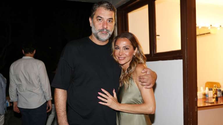 Η Δέσποινα Βανδή με τους γονείς του Βασίλη Μπισμπίκη σε σπάνια δημόσια εμφάνιση