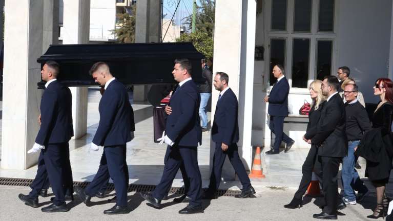 Τελευταίο αντίο στον Αντώνη Καρατζόπουλο που σημάδεψε τον ελληνικό κινηματογράφο - Ποιοι έδωσαν το παρών στην κηδεία [εικόνες]