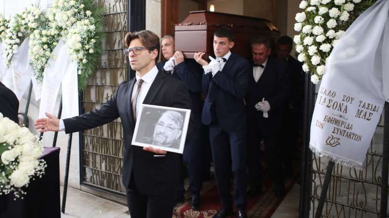 Τελευταίο αντίο στον Ιάσονα Τριανταφυλλίδη - Ποιοι έδωσαν το παρών στην κηδεία του δημοσιογράφου και κριτικού [εικόνες]