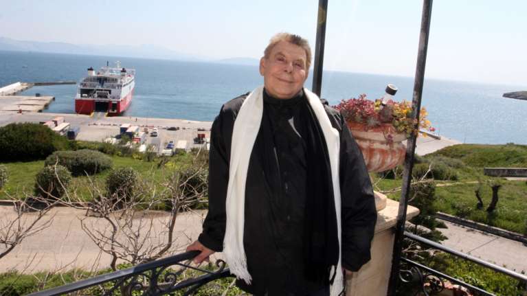 Ο Γιάννης Γαλάτης πουλάει την πολυκατοικία του στη Ραφήνα για φιλανθρωπίες σε 22 οικογένειες [βίντεο]