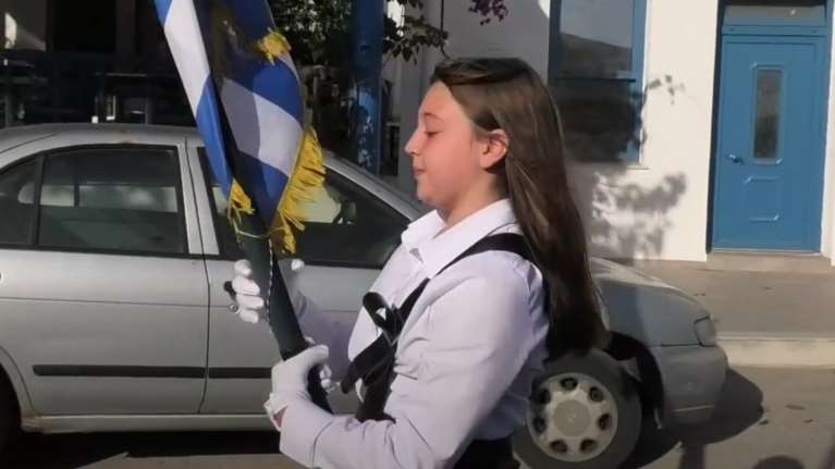 Νάξος: Θερμό χειροκρότημα για τη μία και μοναδική μαθήτρια του χωριού Απόλλωνας που παρέλασε μόνη της