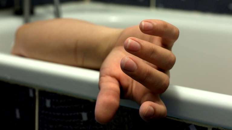 Ηράκλειο: Άκουγε την βρύση να τρέχει, πήγε να δει τι συμβαίνει και βρήκε νεκρό τον 34χρονο συζυγό της στο μπάνιο