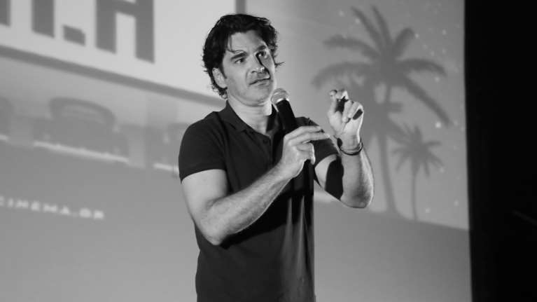 Ο Χριστόφορος Παπακαλιάτης σε εξώφυλλο περιοδικού - Ποζάρει σαν μοντέλο και μιλά για τον έρωτα [εικόνες]