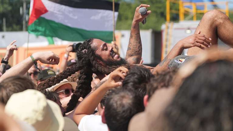 Σάλος στη Βρετανία: &quot;Θάνατος στους IDF&quot; - Σε ζωντανή μετάδοση συνθήματα κατά του Ισραήλ στο Φεστιβάλ Γκλαστονμπέρι