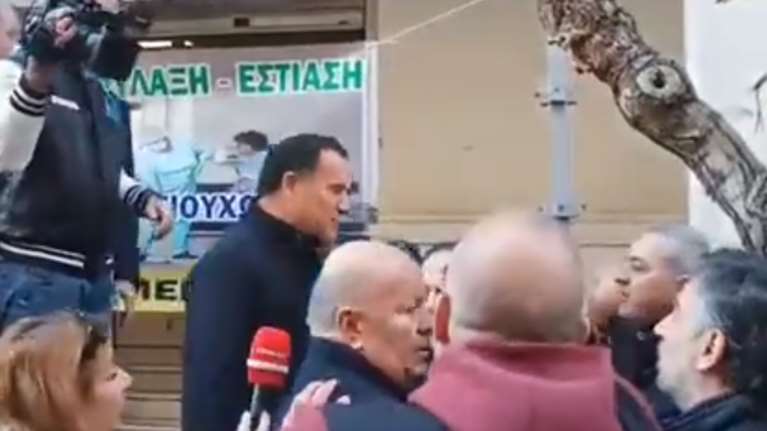 Γιούχαραν τον Άδωνι Γεωργιάδη συμβασιούχοι έξω από το υπουργείο Υγείας - Του πέταξαν και καφέ [βίντεο]