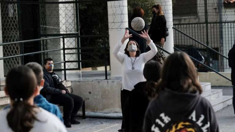 Σε σχολεία της Αθήνας η Κεραμέως: Το βόλεϋ στο προαύλιο και το &quot;ρουσφέτι&quot; που της ζήτησε ένας μαθητής