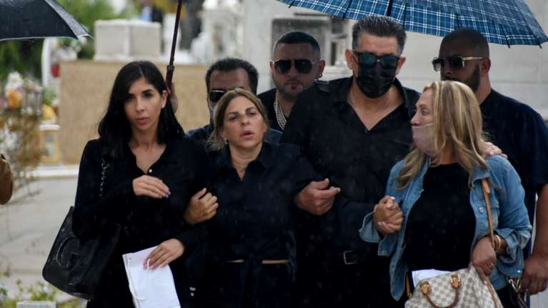 Mad Clip: Έγινε το μνημόσυνο για τις 40 μέρες - Τραγικές φιγούρες η μητέρα του και η πρώην σύντροφός του, Αρετή [Εικόνες]