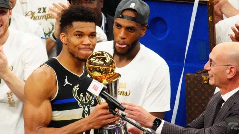 Γιάννης Αντετοκούνμπο: Το τρέιλερ της ταινίας για τη μαγική ζωή του &quot;Greek Freak&quot; - Από τα Σεπόλια στο NBA [Βίντεο]