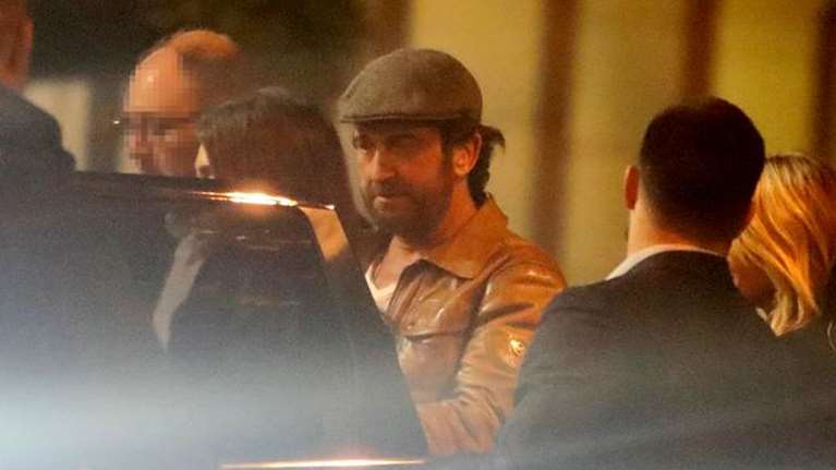 Η βραδυνή βόλτα του Τζέραρντ Μπάτλερ στο Κολωνάκι - Διασκέδασε σε γνωστό μπαρ