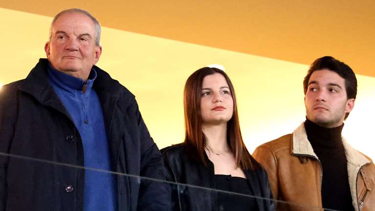 Κώστας Καραμανλής: Η σπάνια εμφάνιση στο γήπεδο με τα δίδυμα παιδιά του Αλέξανδρο και Αλίκη