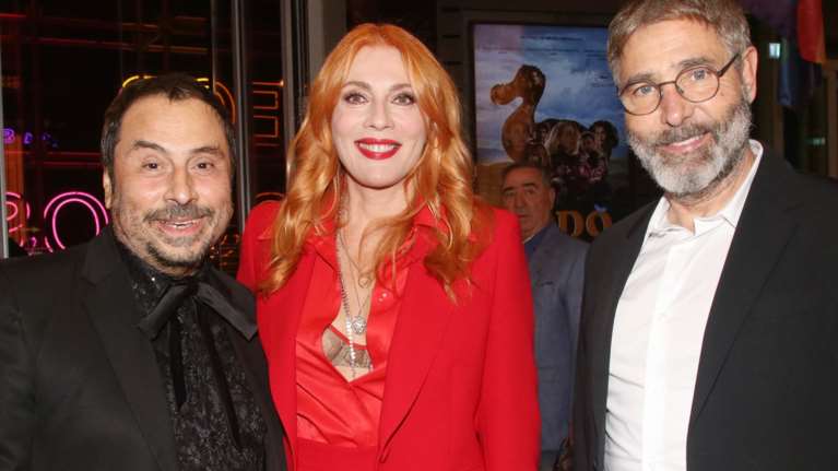 Η γυναικάρα με τα κόκκινα: Η Σμαράγδα Καρύδη στην πρώτη της εμφάνιση με ginger μαλλιά και total red look