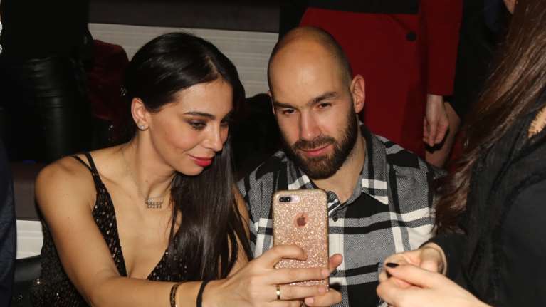 Τα γενέθλια της Ολυμπίας Χοψονίδου: Με σορτσάκι και μπουστάκι σε εστιατόριο της Γλυφάδας