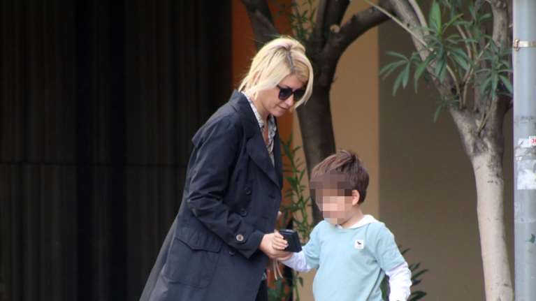 Γλυκιά μανούλα η Σία Κοσιώνη: Casual, για ψώνια στο κέντρο της Αθήνας με τον γιο της, Δήμο [εικόνες]