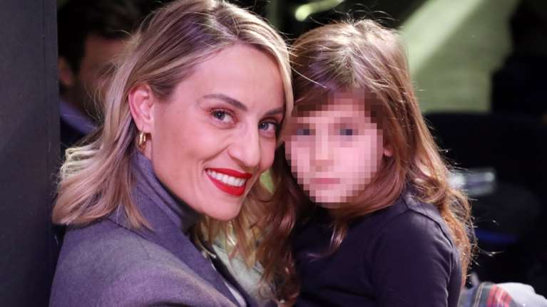 Σκιέρ η Αλεξάνδρα Μαροσούλη: Η κόρη της Μελέτη κάνει σκι στην χιονισμένη πλαγιά με φουλ εξοπλισμό