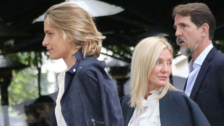 Ξυπόλητη για καφέ: Η Τατιάνα Μπλάτνικ ποζάρει με το πιο άνετο casual look με λευκό πουκάμισο, τζιν και χωρίς παπούτσια