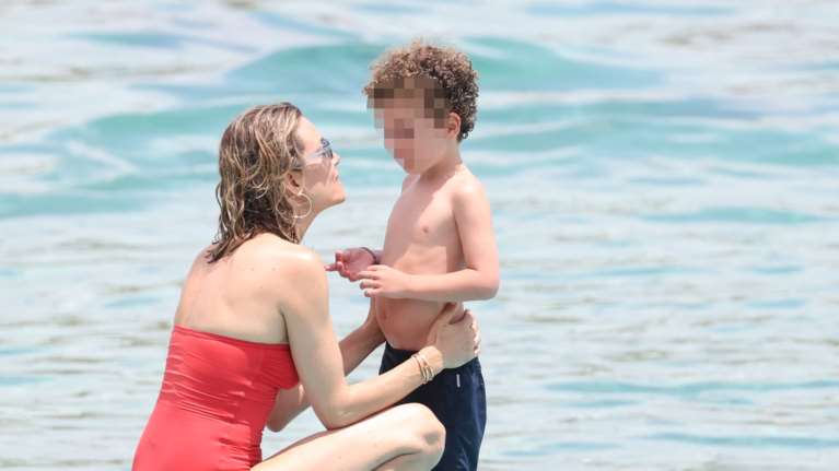 Ο ατίθασος Κάρολος Κρασσάς: Σε κοσμική παραλία της Μυκόνου με τη μητέρα του Βίκυ Καγιά