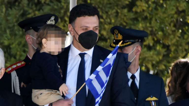 Ο Βασίλης Κικίλιας ποζάρει αγκαλιά με τον γιο του στην Πάτμο - Δείτε τη φωτογραφία