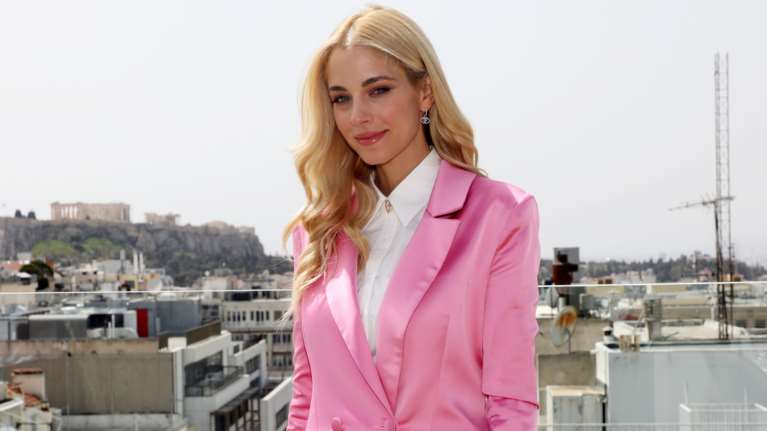 Δούκισσα Νομικού: Η smart chic εμφάνιση με ροζ σατέν μπλέιζερ και  ιδιαίτερο παντελόνι