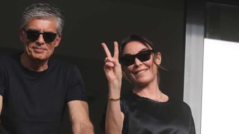 Στιλάτη στις Σπέτσες η Τατιάνα Στεφανίδου: Η κοντή καπαρντίνα και η Chanel τσάντα που σέταρε με τα loafers της