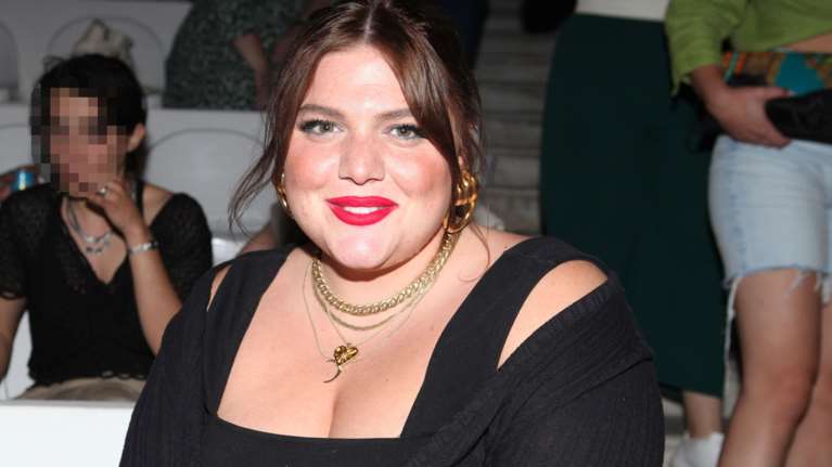 Δανάη Μπάρκα: Με cropped top και σαμπό σε συναυλία - Το άνετο look και το δροσερό μακιγιάζ