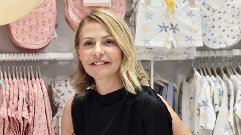 Πιο αδύνατη από ποτέ: Η Τζένη Μπαλατσινού με πλατινέ μαλλιά και την κόρη της Αλεξάνδρα Κωστοπούλου