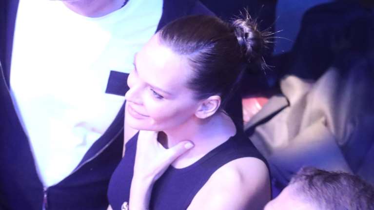 To no makeup look της Υβόννης Μπόσνιακ: Στιλάτη και σικάτη με μαύρο κοστούμι και ανύπαρκτο μακιγιάζ