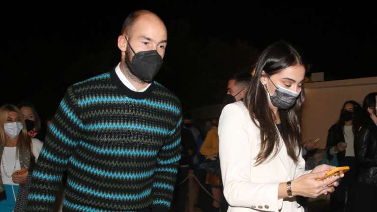 Ολυμπία Χοψονίδου: Κομψή στο Ηρώδειο με λευκό blazer και δερμάτινα loafers