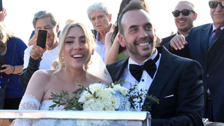 Μαριλού Κοζάρη: Η εγκυμονούσα σύζυγος του Μουζουράκη στη συναυλία του με φλοράλ φόρεμα και πολύ κέφι