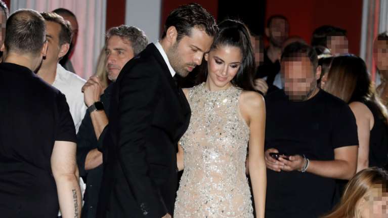 Κωνσταντίνος Αργυρός - Αλεξάνδρα Νίκα: Ανεβαίνουν τα σκαλιά της εκκλησίας με κουμπάρα τη  Μαριάννα Λάτση