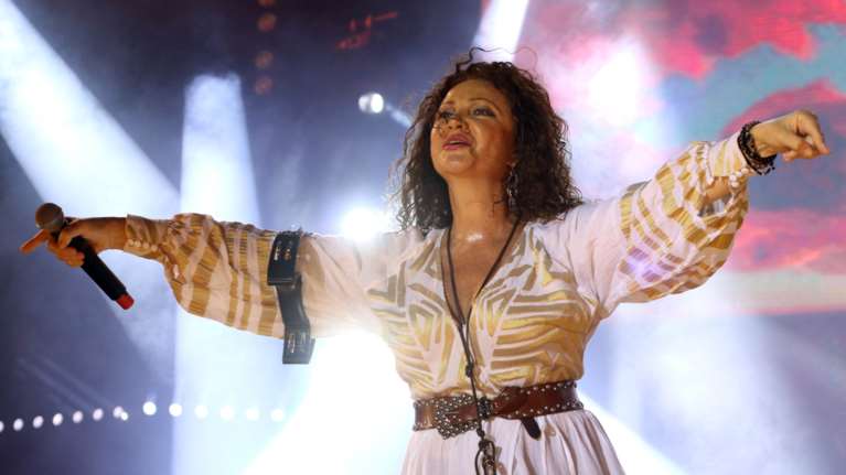 Η Σοφία Αρβανίτη κατά του Γιώργου Νταλάρα: &quot;Κάποιοι διαφημίζουν λουκάνικα και κάποιοι παίρνουν επιχορηγήσεις πολλών χιλιάδων ευρώ&quot;